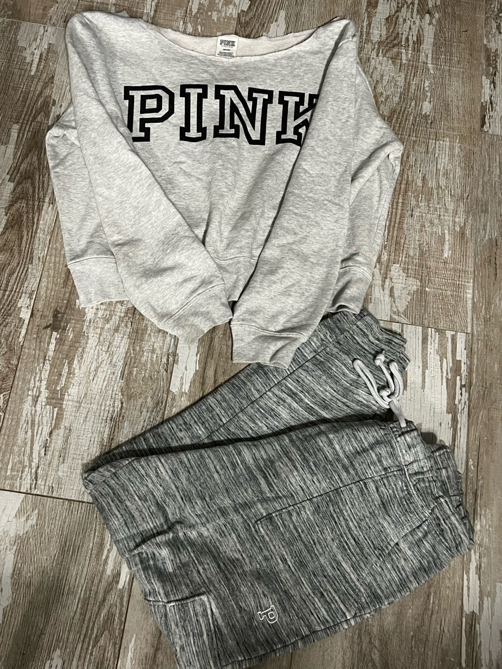 VGUC!💗PINK VS SET!Gray Off The Shoulder sweatshirt&Gray Fleece Cargo Sweats(M)!